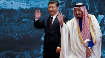 الصين تخطو على أصابع قدم واشنطن بينما يتجه شي إلى المملكة العربية السعودية