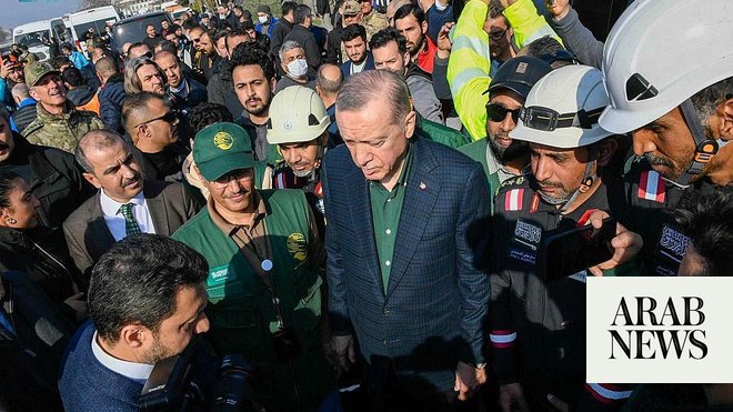 الرئيس التركي يزور فريق المتطوعين في KSRelief في المدينة التي ضربها الزلزال